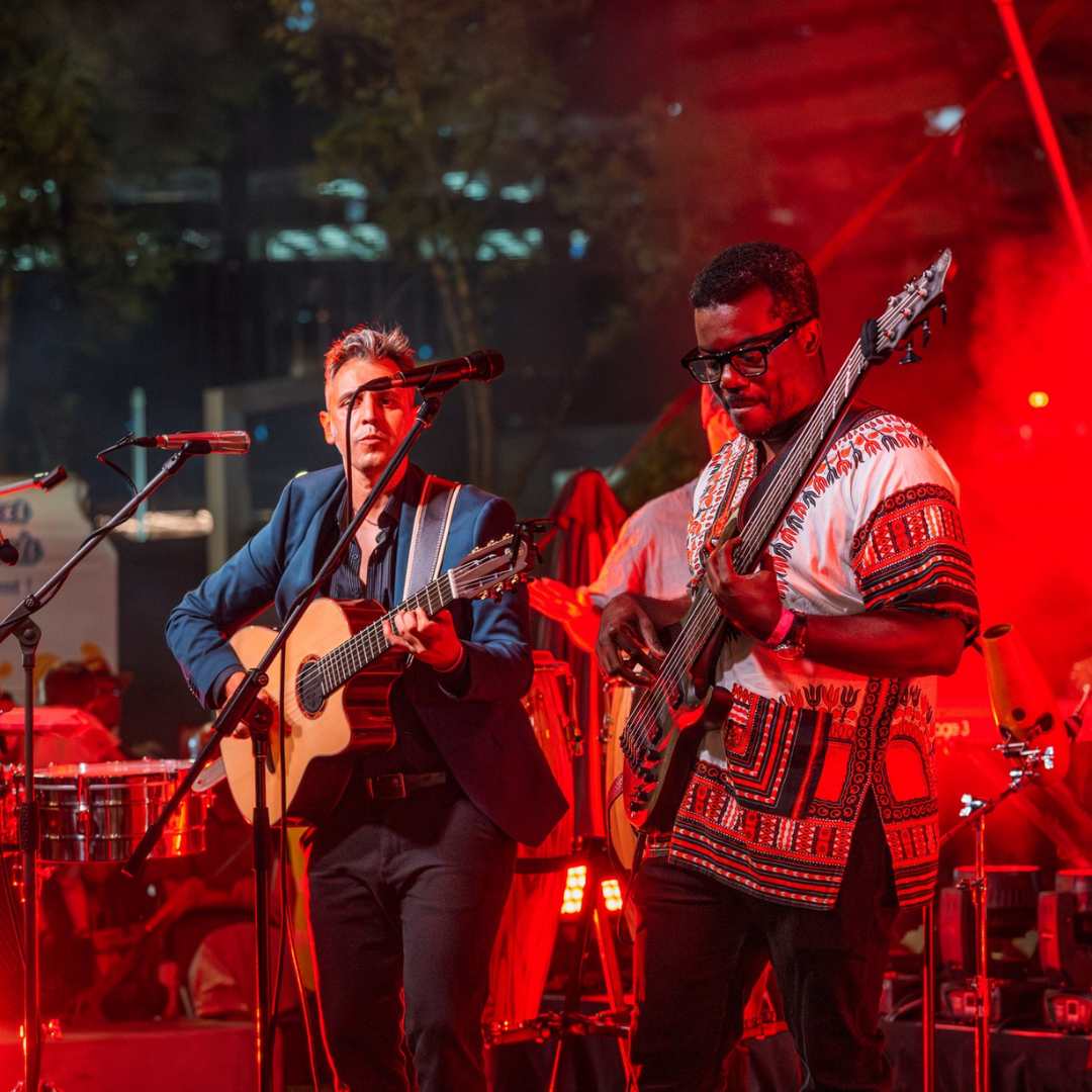 Image: Two musicians on stage play guitar
