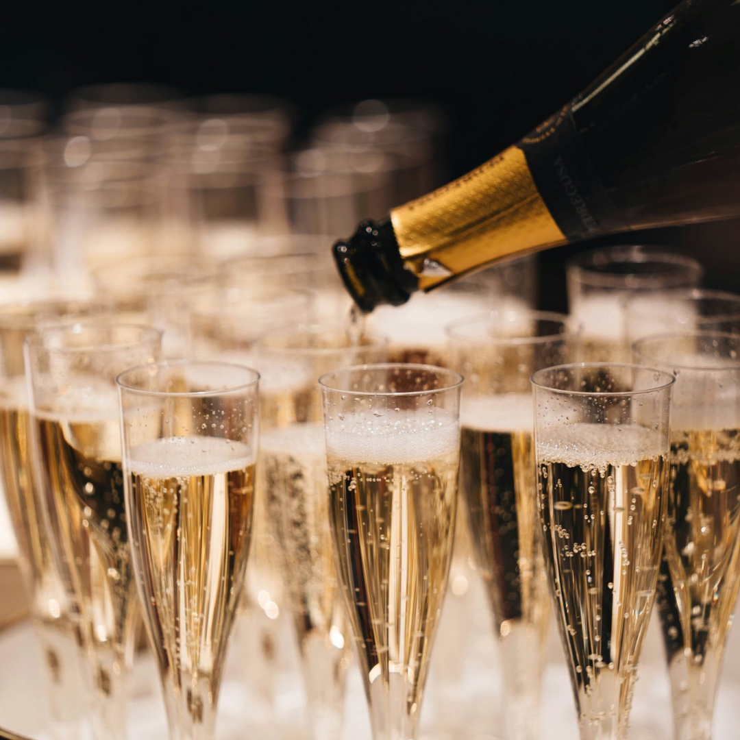 Image: sparkling wine is poured into flute glasses